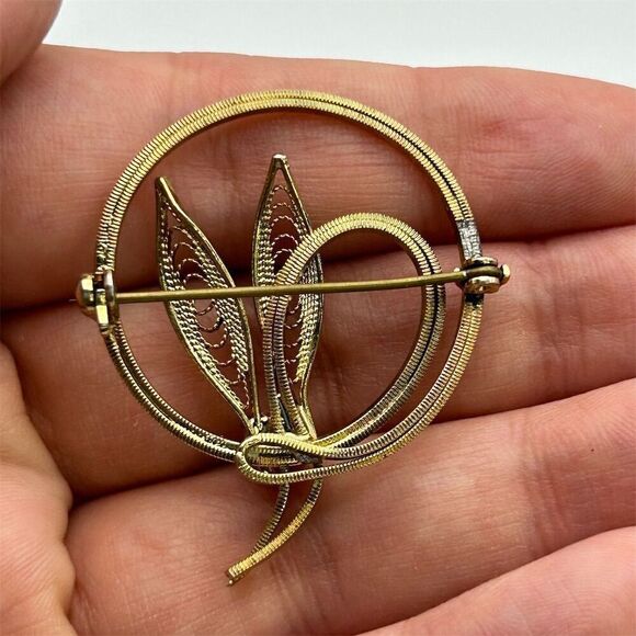 Vintage Gold Tone Filigree Leaves Small Brooch with Genuine Pearl Classic Dainty - Picture 4 of 6